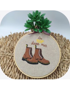 Motif de broderie machine texte et chaussures montantes