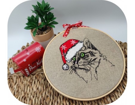 Motif de broderie machine chat  avec son bonnet de Noël