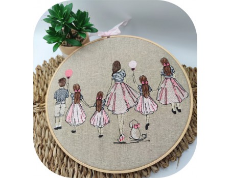 Motif de broderie machine  mère avec ses 4 filles et son fils