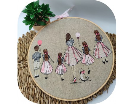 Motif de broderie machine  mère avec ses 4 filles et son fils