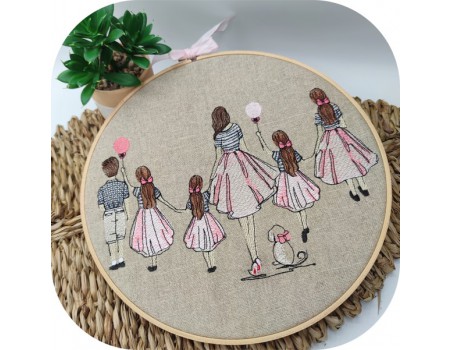 Motif de broderie machine  mère avec ses 4 filles et son fils