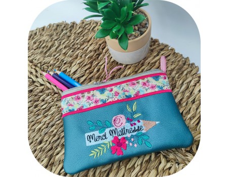 Motif de broderie machine ITH trousse  crayon fleuri merci maîtresse