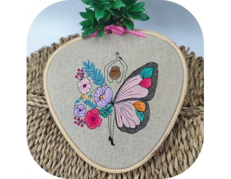 Motif de broderie machine  femme papillon fleurs