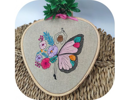 Motif de broderie machine  femme papillon fleurs