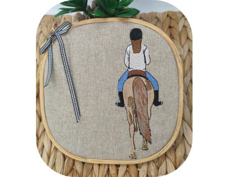 Motif de broderie machine  cheval et jeune fille