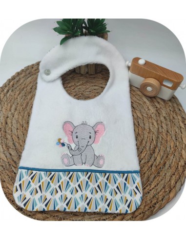 Motif de broderie machine  bavoir bébé éléphant avec sa fleur