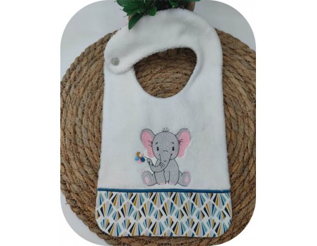 Motif de broderie machine  bavoir bébé éléphant avec sa fleur