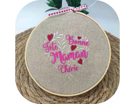 Motif de broderie machine  coeur bonne fête maman