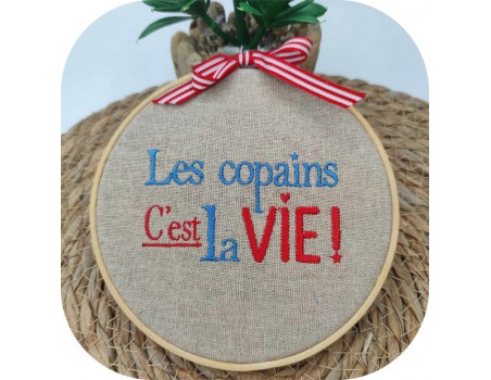 Motif de broderie machine  texte les copains c est la vie