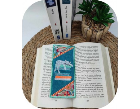 machine  embroidery design ITH bookmark book cat