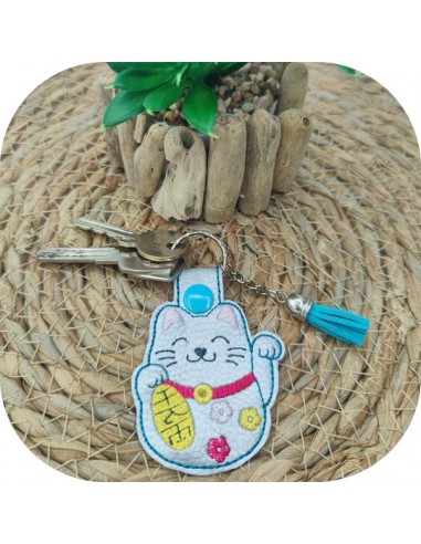 Motif de broderie machine porte clés Chat Maneki-Neko  ITH