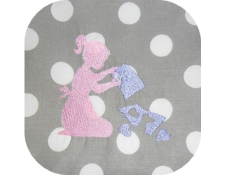 Motif de broderie machine fille faisant du découpage