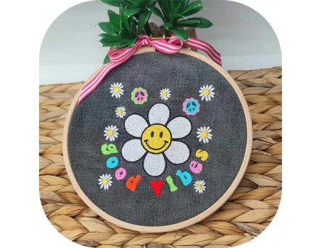 Motif de broderie machine Godd vibes smiley marguerite