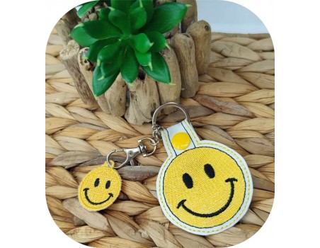 Motif de broderie machine porte clé smiley