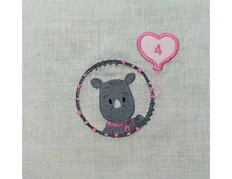 Motif de broderie machine rhinocéros fille avec son ballon coeur en appliqué