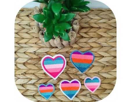 Motif de broderie machine patch coeur multicolore