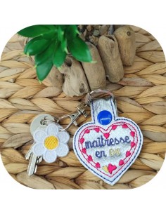 Motif de broderie machine porte clés coeur maîtresse en or ITH