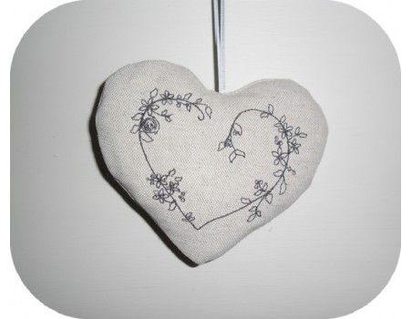 Motif de broderie machine coeur fleuri