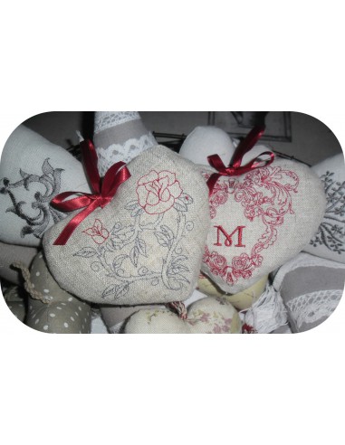 Motif de broderie machine coeur roses