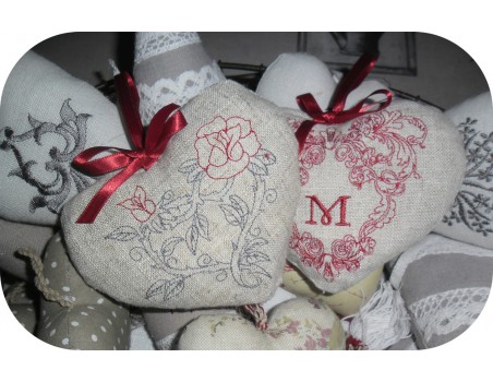 Motif de broderie machine coeur roses