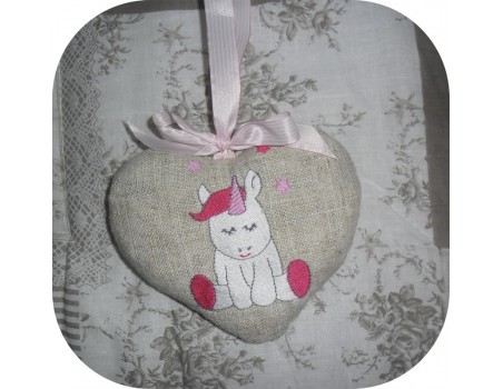 Motif de broderie machine bébé licorne