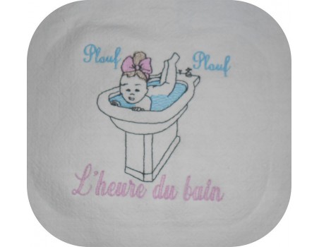 Motif de broderie machine fille vintage prenant un bain dans un bidet