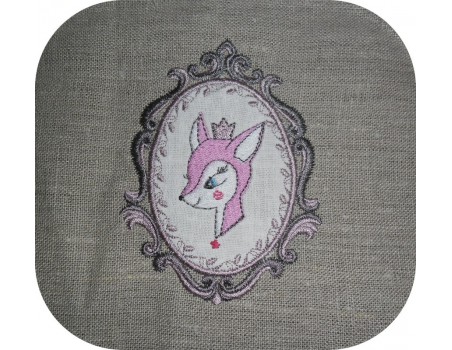 Motif de broderie machine cadre amandine appliqué