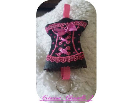 Motif de broderie machine bustier porte clé à oeillets  ITH